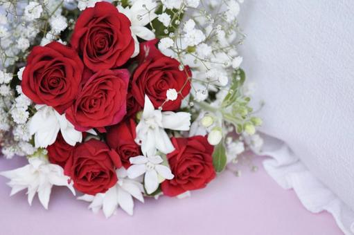 赤いバラのメッセージカード　ピンク色背景 薔薇,花,花束の写真素材