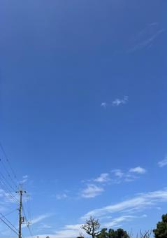 青空と電柱、街の風景の写真