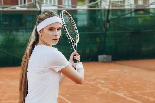 テニスラケットを構える女性の写真