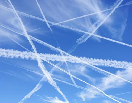 交差する飛行機雲の空 交差する飛行機雲の空の写真