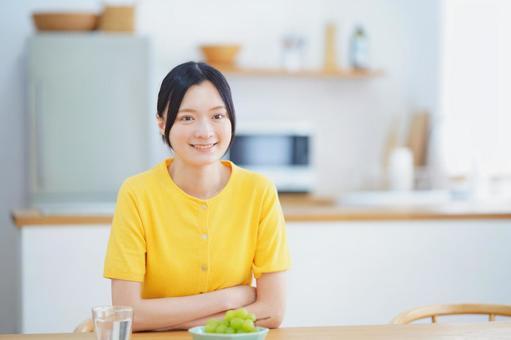 椅子に座り腕組みする女性の写真