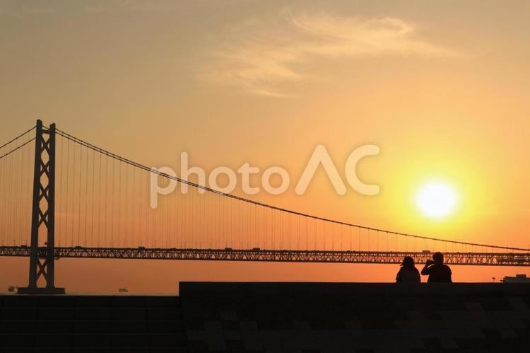 夕日とカップル 夕焼け,夕日,橋の写真素材