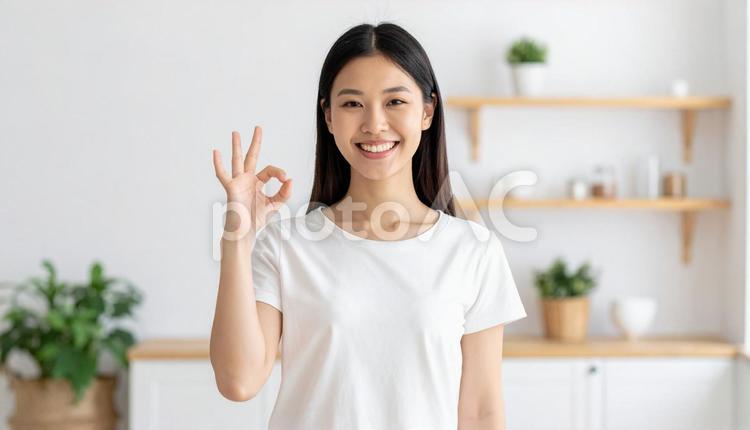 笑顔でOKサインをする白Tシャツ姿の女性 女性,笑顔,人物の写真素材
