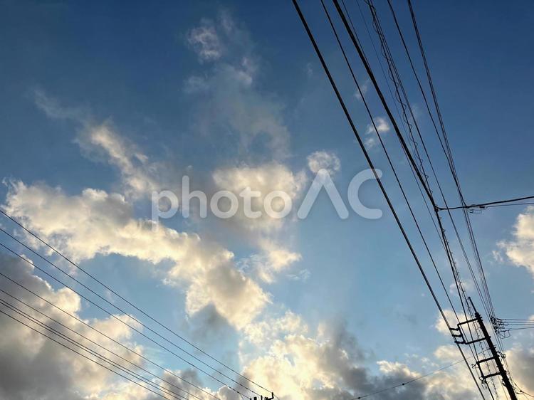 夕暮れの前 空,風景,電線の写真素材