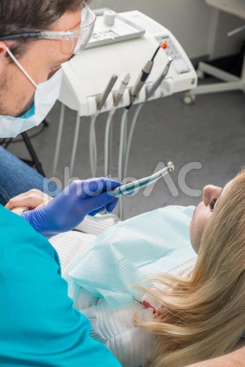 患者の女性の歯を治療する歯科医27 歯医者,患者,診察の写真素材