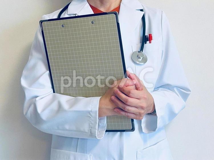 クリップボードを持った女性医師 女医,クリップボード,カルテの写真素材
