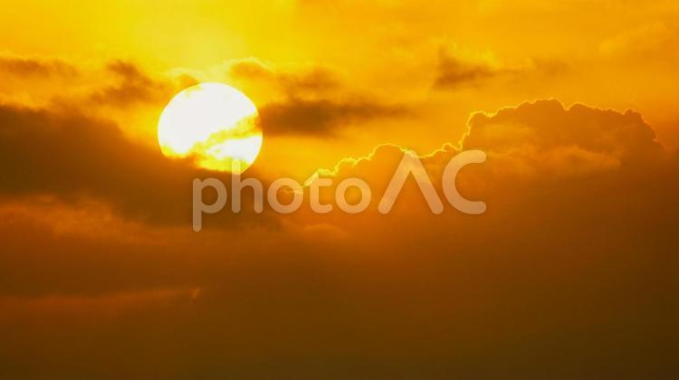 沈む夕日 夕日,夕焼け,夕焼け空の写真素材