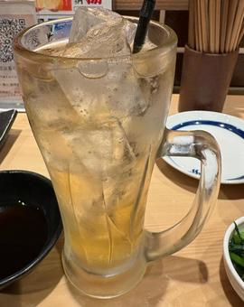 居酒屋で楽しむハイボールの一杯 居酒屋で楽しむハイボールの一杯の写真