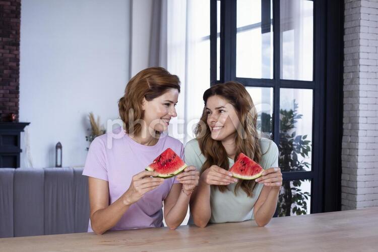 スイカを食べる双子の姉妹 双子,姉妹,女性の写真素材