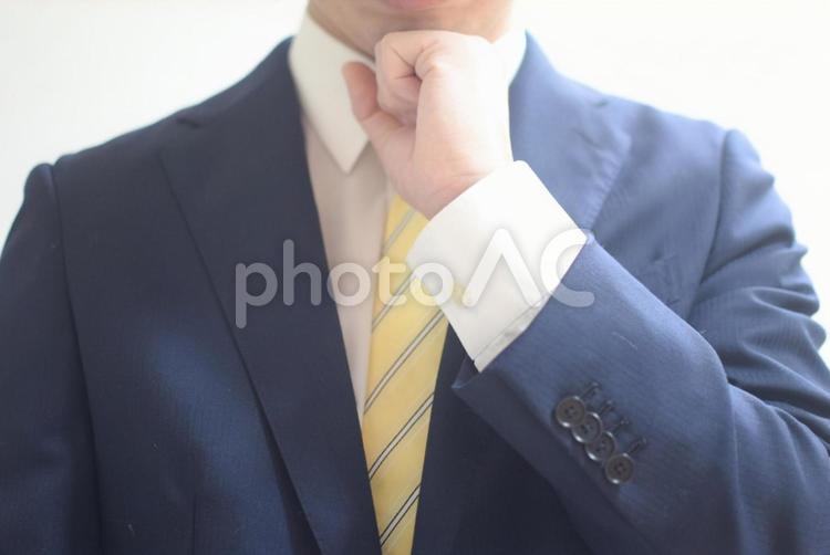 考えるスーツの男性 考える,思考,悩むの写真素材