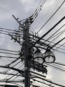 交差する電線 原宿通り 交差する電線 原宿通り 電信柱,電線,交差の写真素材