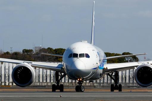 滑走路を進む｜ANA｜787正面 飛行機,航空機,旅客機の写真素材