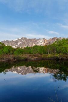 250515秋山郷天池と鳥甲山 秋山郷,長野県,栄村の写真素材