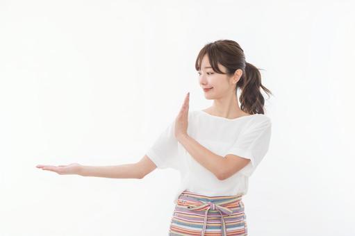 保育士 主婦 指差し 手のひら 保育士 主婦 指差し 手のひらの写真
