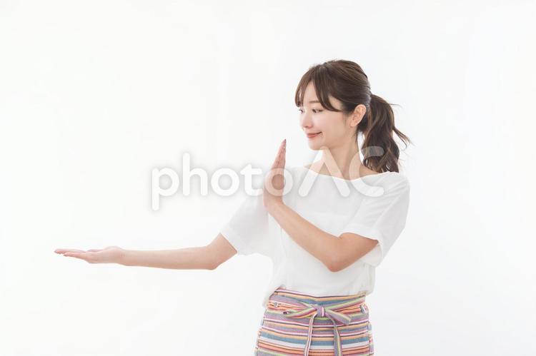 保育士　主婦　指差し　手のひら 女性,人物,指差しの写真素材