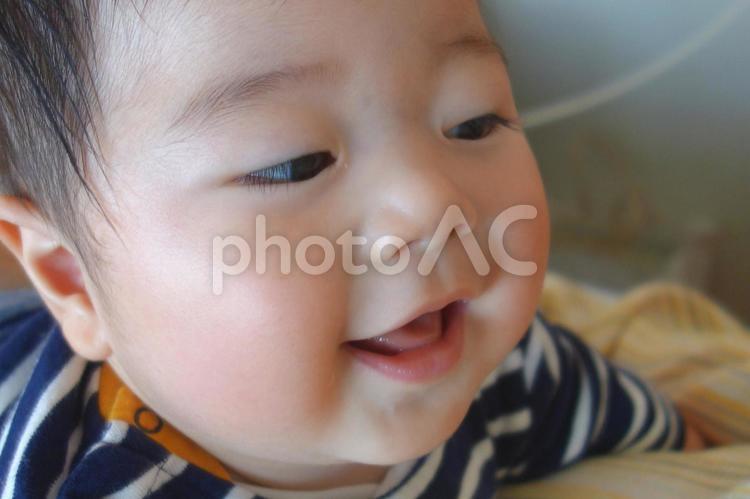 笑顔の赤ちゃん(男児)の顔　6か月 赤ちゃん,乳児,男児の写真素材