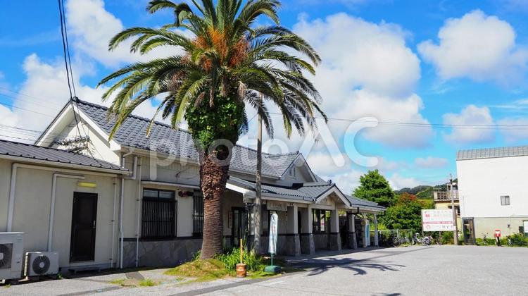 夏の外房線・安房小湊駅（千葉県・鴨川市） 夏,安房小湊駅,外房線の写真素材