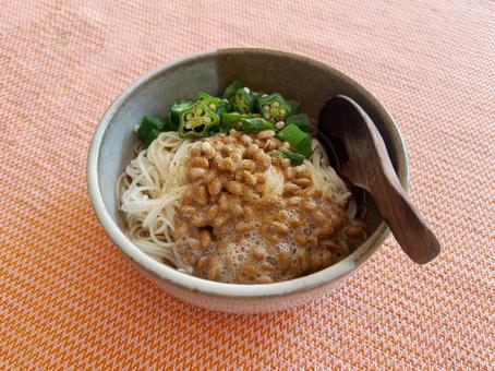 ランチョンマットの上の納豆オクラそうめん ランチョンマットの上の納豆オクラそうめん そうめん,素麺,納豆の写真素材
