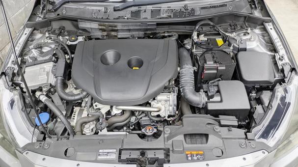 ボンネットを開けてエンジンルーム点検の写真