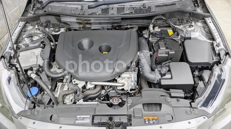 ボンネットを開けてエンジンルーム点検 エンジン,エンジンルーム,ボンネットの写真素材