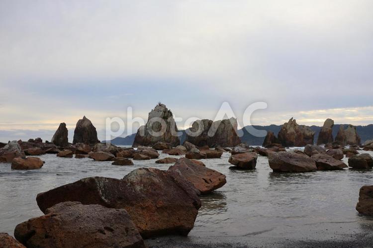 １１月中旬の串本町の橋杭岩の朝の風景 背景,橋杭岩,奇岩の写真素材