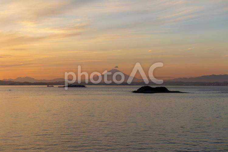 東京湾からの富士山の夕景 夕暮れ,夕景,富士山の写真素材