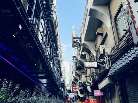 居酒屋が並ぶ狭い路地 居酒屋が並ぶ狭い路地 路地,居酒屋,看板の写真素材