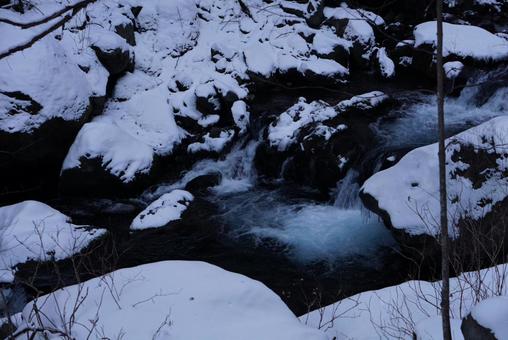 雪が積もった山の川 冬の景色 雪が積もった山の川 冬の景色 雪,川,冬の写真素材