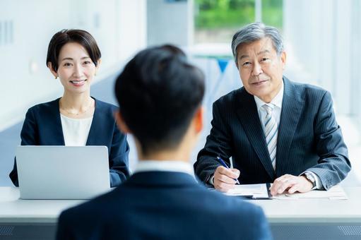 オフィスで面談するビジネスパーソン オフィスで面談するビジネスパーソン 面接,面談,笑顔の写真素材