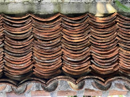 赤瓦の屋根の断面 赤瓦の屋根の断面の写真