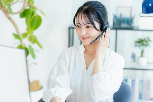 オフィスで働く女性のオペレーター オペレーター,女性,笑顔の写真素材