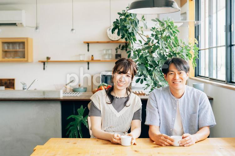 おしゃれ空間でコーヒーを飲む男女 夫婦,コーヒー,カップルの写真素材