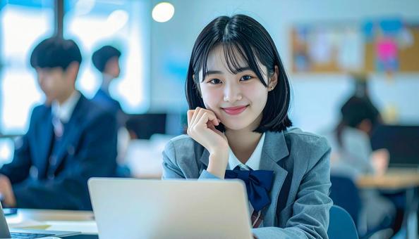 パソコンと笑顔の女性 パソコンと笑顔の女性の写真