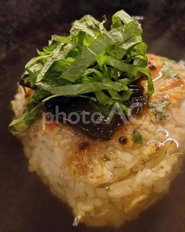 〆に最高！焼きおにぎりのお茶漬け 焼きおにぎり,お茶漬け,だしの写真素材