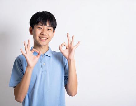 OK!のサインをする男性 OK!のサインをする男性の写真