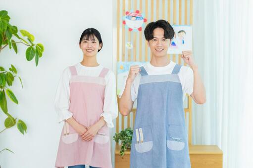 エプロンをして働く人 保育士,笑顔,エプロンの写真素材