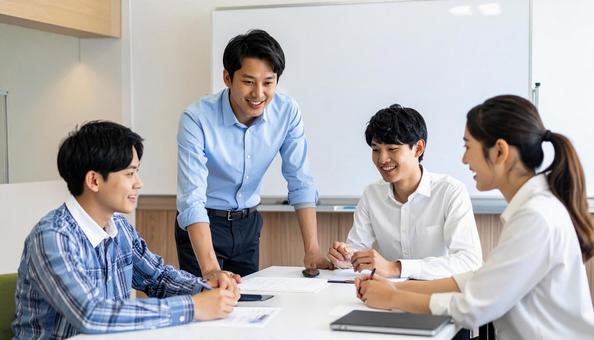 英会話教室で英語を教える男性講師 英会話教室で英語を教える男性講師の写真