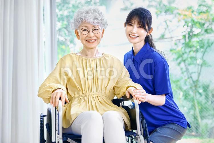在宅介護　ヘルパー　高齢　女性 介護,高齢,在宅介護の写真素材
