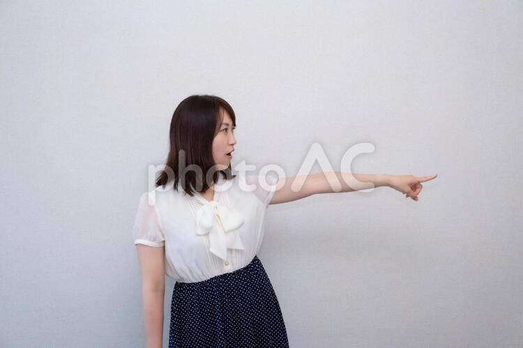 指を指す女性 女性,ol,顔の写真素材