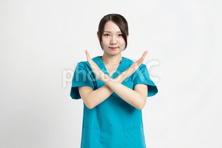 手を交差する女性の医者 医者,外科医,美人の写真素材