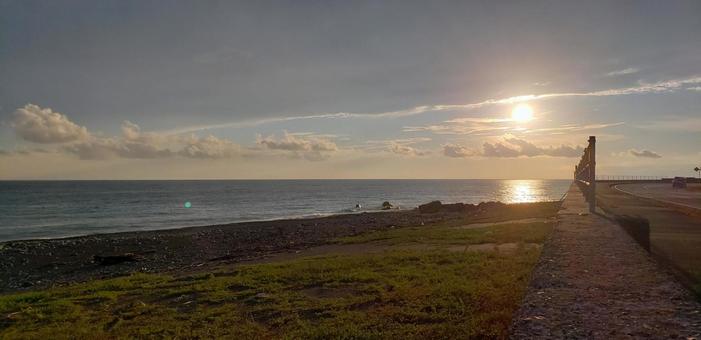 夕焼けの海岸 海,海岸,夕焼け空の写真素材