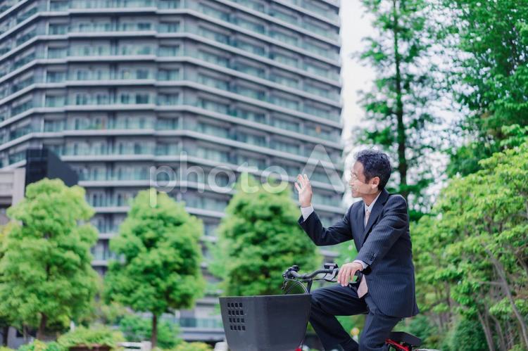 自転車通勤をする高齢のビジネスマン 中年,60代,男性の写真素材