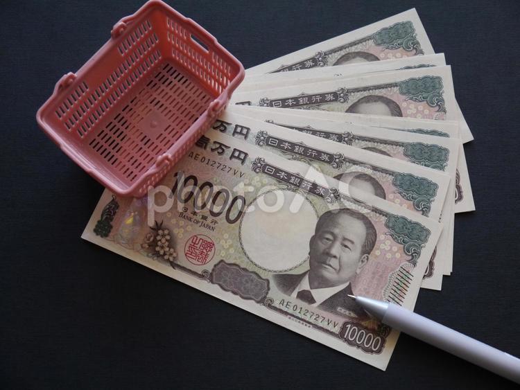 買い物かごと新一万円札 家計,経済,金融の写真素材