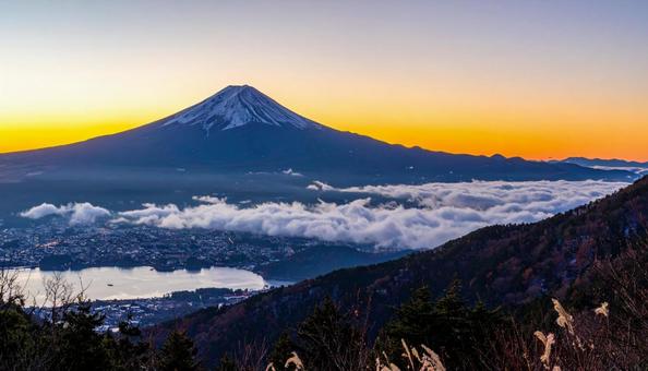 謹賀新年 山と初日の出 謹賀新年 山と初日の出の写真
