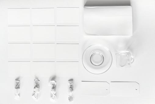 白い紙製品やガラス製品が並んでいる 白い紙製品やガラス製品が並んでいるの写真