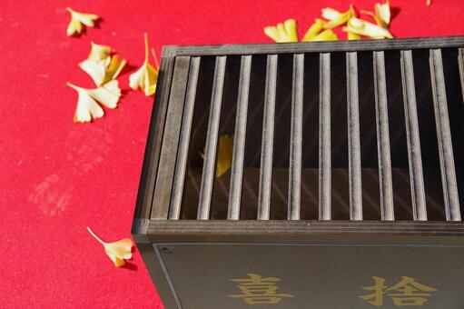 さい銭箱 祖父江町,銀杏,黄色の写真素材