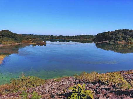 ダムの水鏡 ダムの水鏡 水鏡,水面,ダムの写真素材
