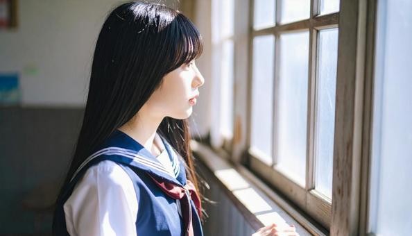 窓辺の女子学生 窓辺の女子学生の写真