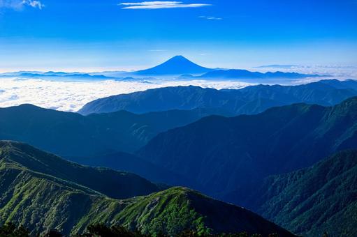 南アルプスの北岳から眺めた富士山 南アルプスの北岳から眺めた富士山の写真