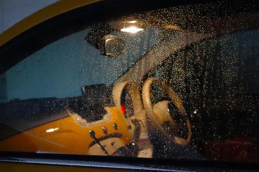 雨夜、イタ車の車内 雨夜、イタ車の車内の写真